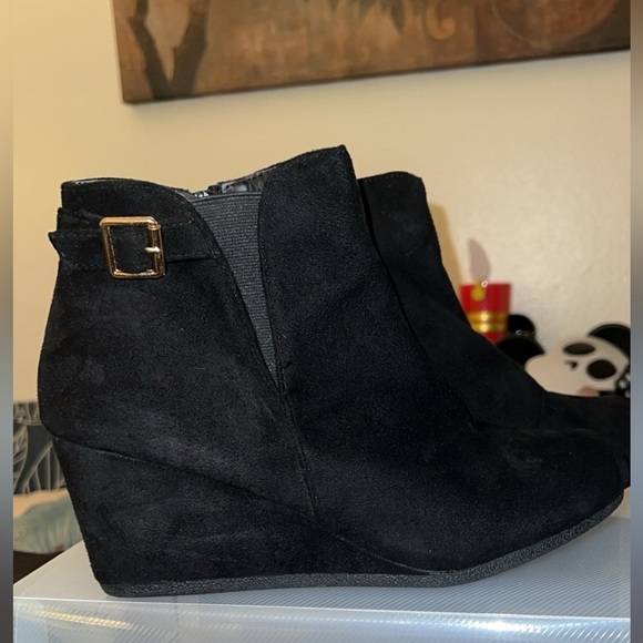 Women's Black Ankle Booties Low Wedge Heels Boot - Picture 9 of 10